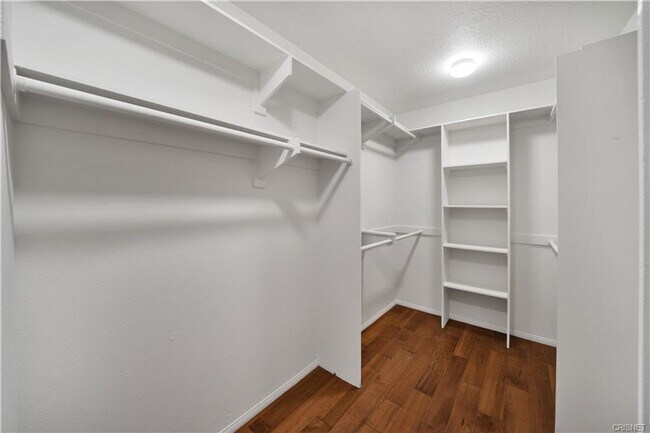 Building Photo - BEAUTIFUL LONE OAK HOME IN CALABASAS!
