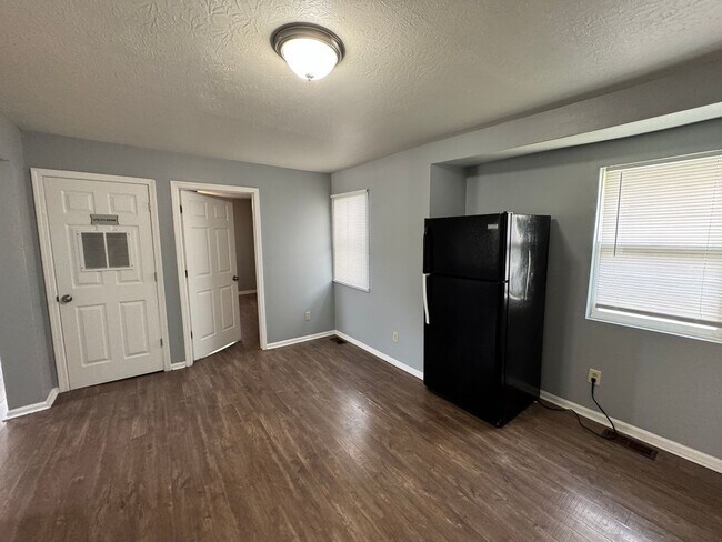 Building Photo - Near Southeast 3 Bedroom 1 Bath