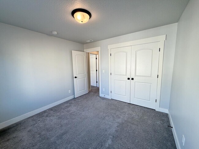 Building Photo - 347 W 410 N St