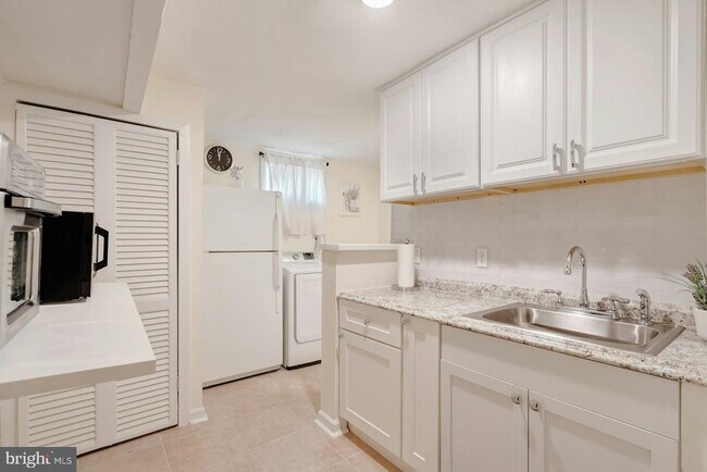 Building Photo - 900 E Tantallon Dr