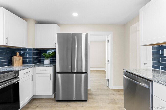 Building Photo - For Rent – Renovated 3 Bedroom Bungalow in Englewood