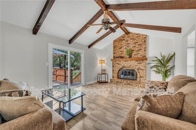 Building Photo - 305 NW Shamrock Ave