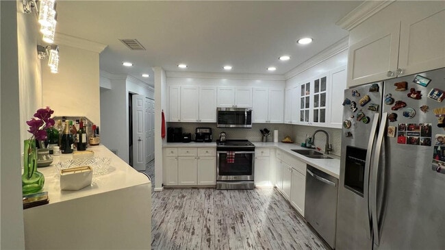 Building Photo - 5580 Coach House Cir