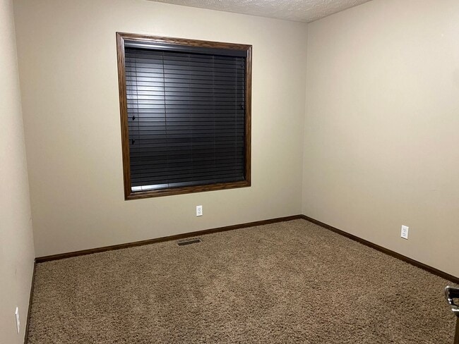 Building Photo - Gorgeous Elkhorn 4 Bed 3 Bath Home!