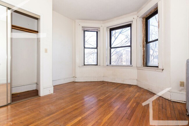 Building Photo - Great deal! 3-bed, 1 Bath in Allston on The B Line; Heat/HW Incl!