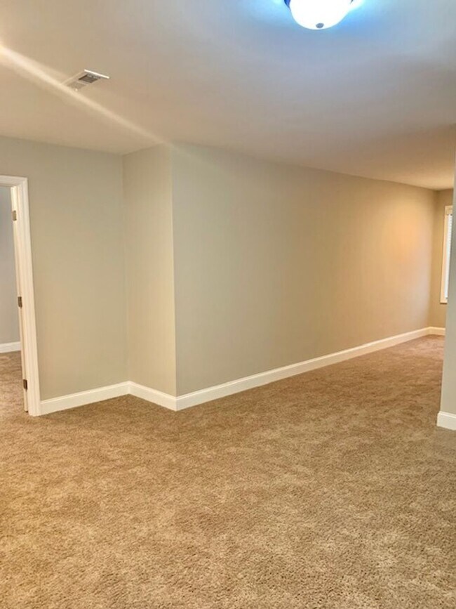 Building Photo - 113 James Parcus Cir