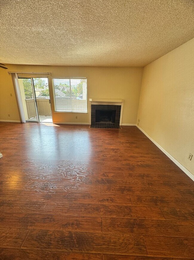 Building Photo - 1 Bed/1 Bath in Gated Community Condo