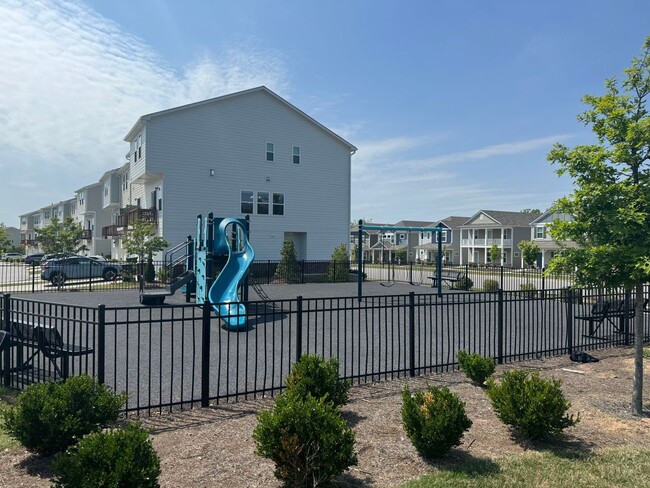 Building Photo - Spacious 4 Bed | 3 Bath Townhome in Cary w...