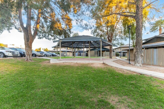 Building Photo - 286 W Palomino Dr