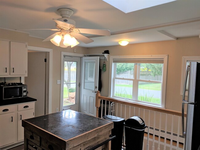 Building Photo - 2 Bedroom Remodeled Home with Lake Access