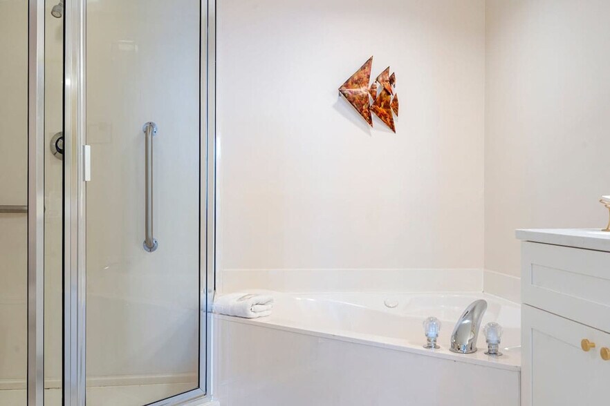 Building Photo - 10811 Front Beach Rd