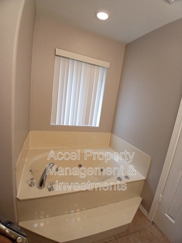 Building Photo - 3216 Ginger Ave