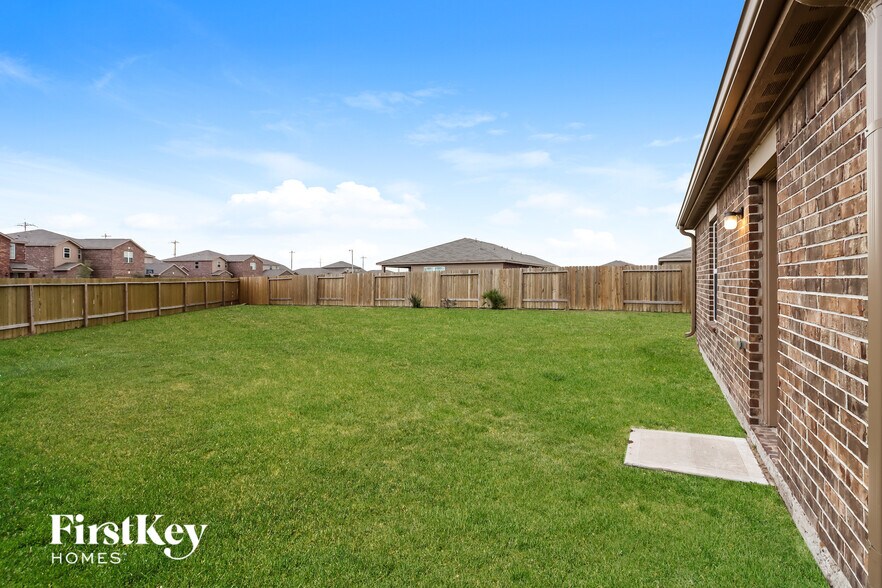 Building Photo - 2301 Starboard Sail