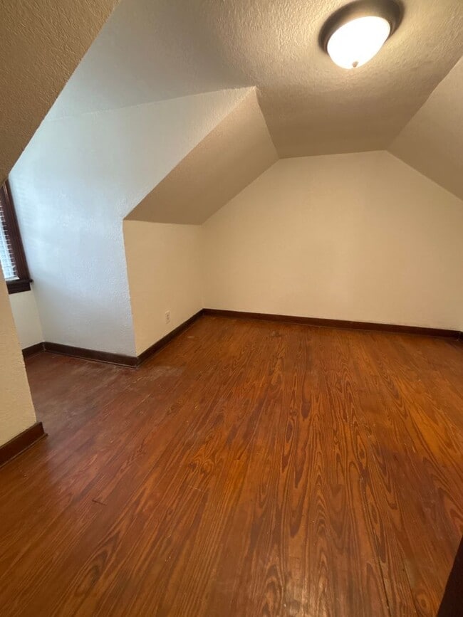 Building Photo - 4 Bedroom House / South Jackson