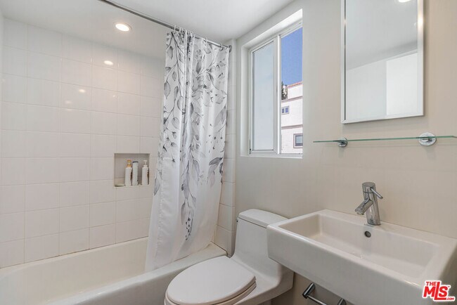 Building Photo - 17083 Palisades Cir