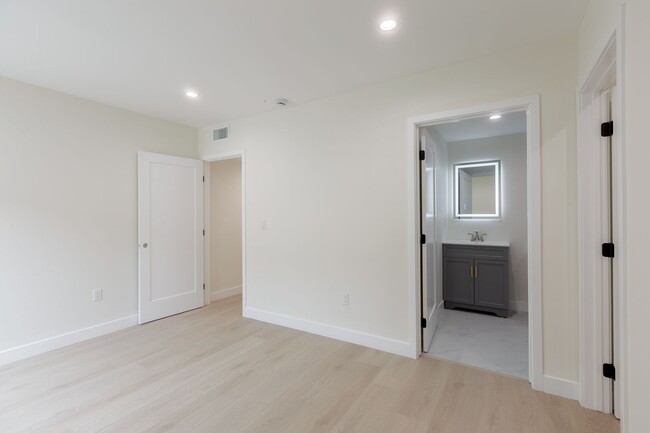 Building Photo - Modern Newly Built 2BD/2.5BA Unit with Lux...