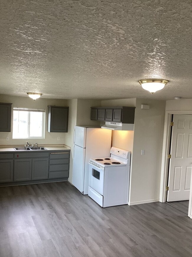 Building Photo - 2040-2040 NE Elk St