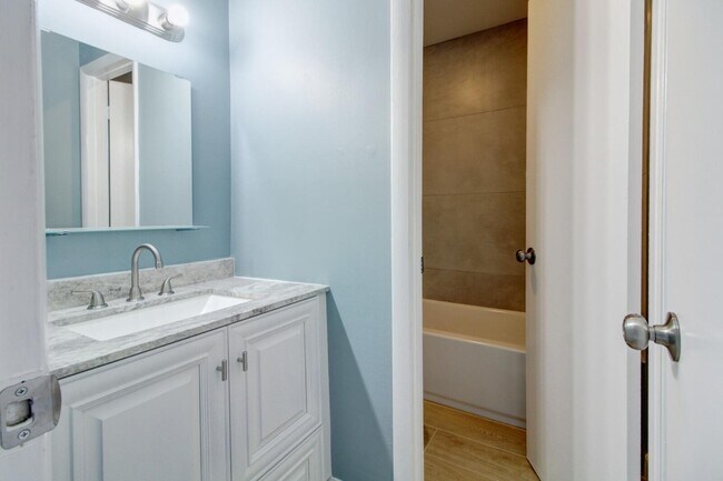 Building Photo - 960 N Franklin Ave