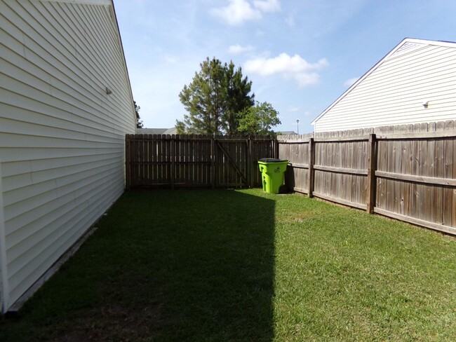 Building Photo - Modern Duplex in Havelock