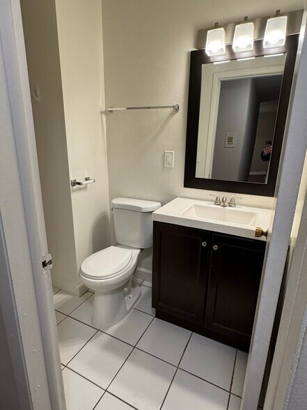 Building Photo - 2260 N Summit Ave