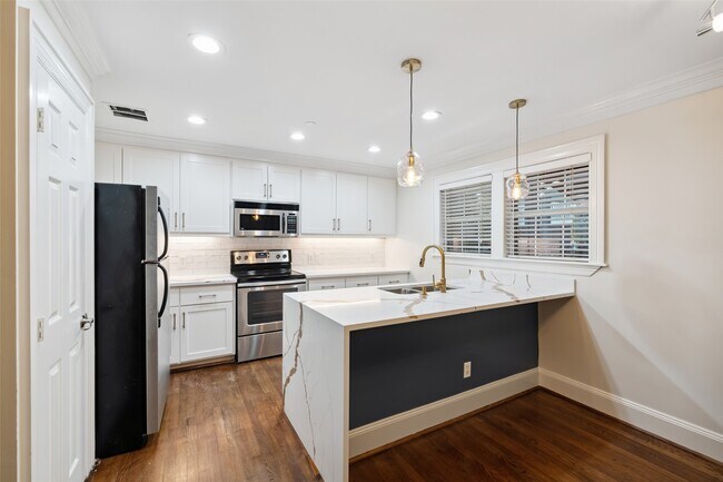Building Photo - 1621 Heights Blvd