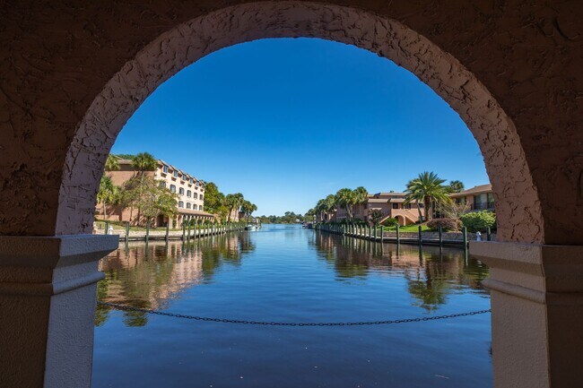Building Photo - Adorable condo, waterfront view