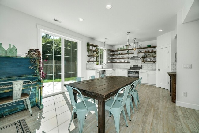 Building Photo - Woodinville Estate's Cozy Home