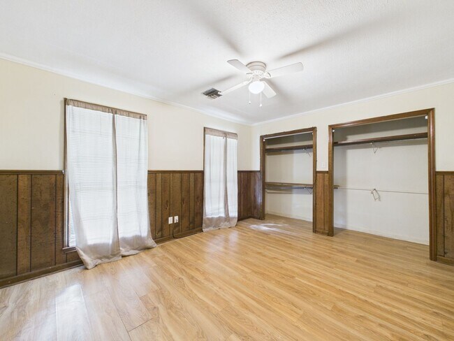 Building Photo - 4 Bedroom/3 Bathroom Home Available NOW!