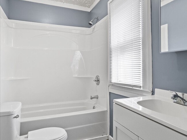 Building Photo - Spacious 2 Bed, 1 Bath Apartment