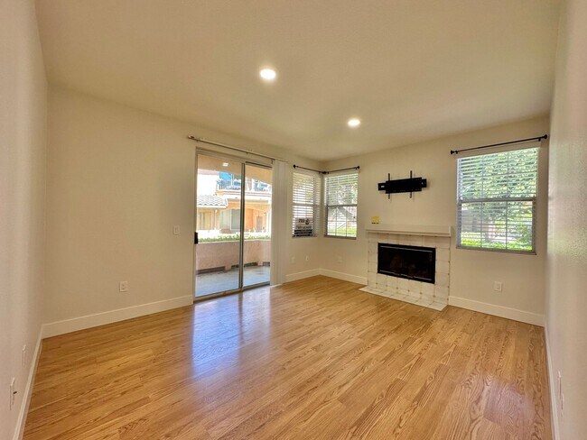 Building Photo - Spacious 2BD Condo with a garage!