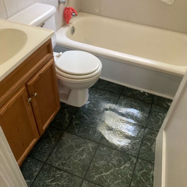 Building Photo - 2801 Faircourt St