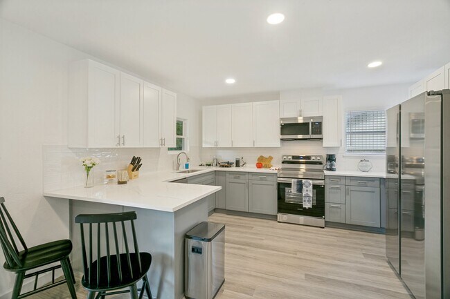 Building Photo - 1273 Palisades Dr