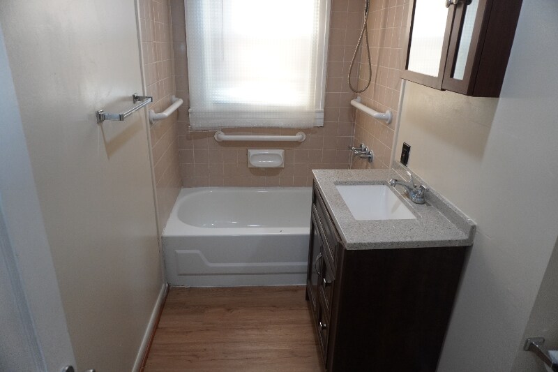 Building Photo - 217 Center St