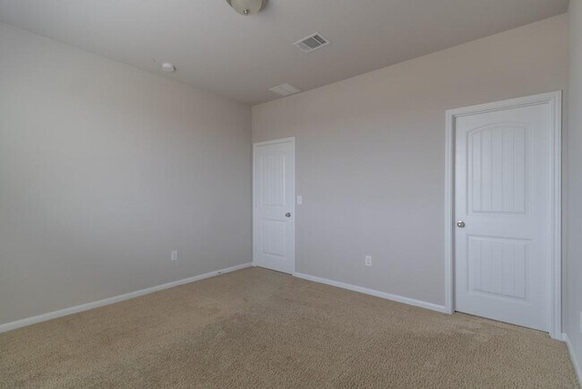 Building Photo - 2880 Donnell Dr