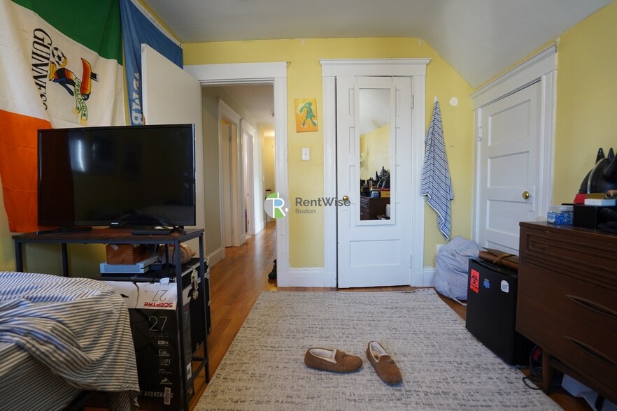 Building Photo - 52 Pearson Rd