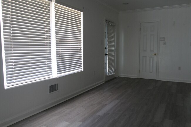 Building Photo - 311 Hollis Dr