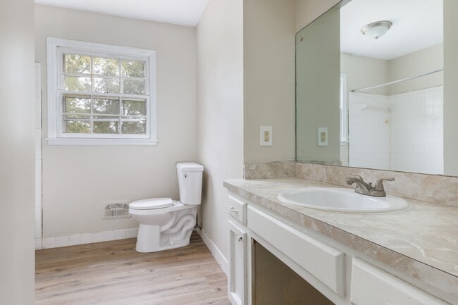 Building Photo - 4032 Summerhill Dr NW