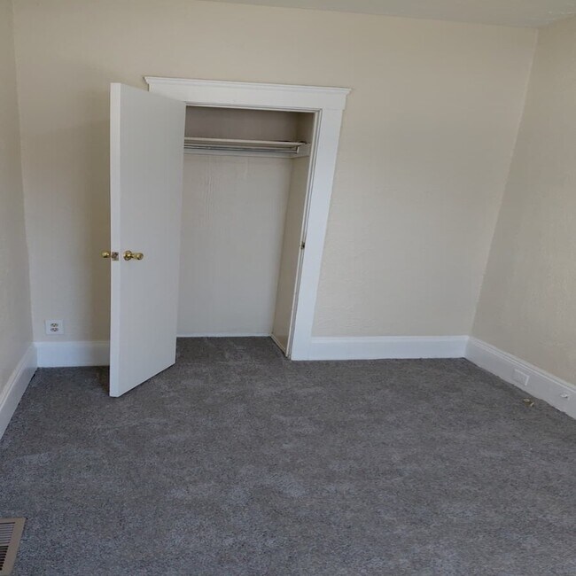 Building Photo - 1114 E 77th St