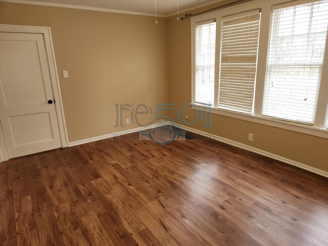 Building Photo - **Lease Pending** Addorable Newly Updated ...