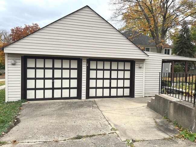 Building Photo - 805 S Norbury Ave