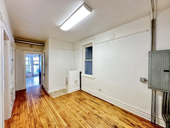 Building Photo - 3422 N Lincoln Ave