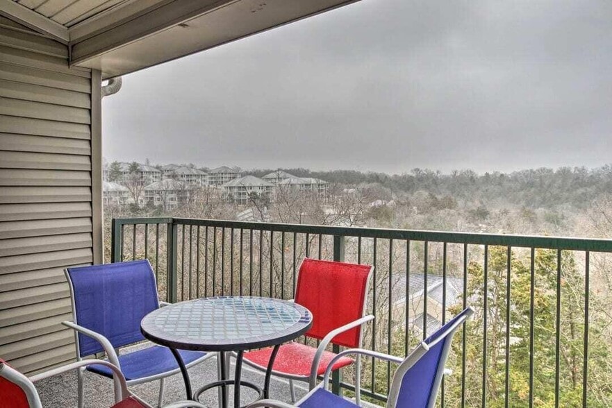 Back private patio with balcony - 555 Valley View Rd