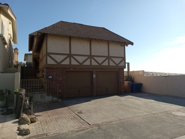 Building Photo - Fabulous 3 bedroom 2 bath tri-level home w...