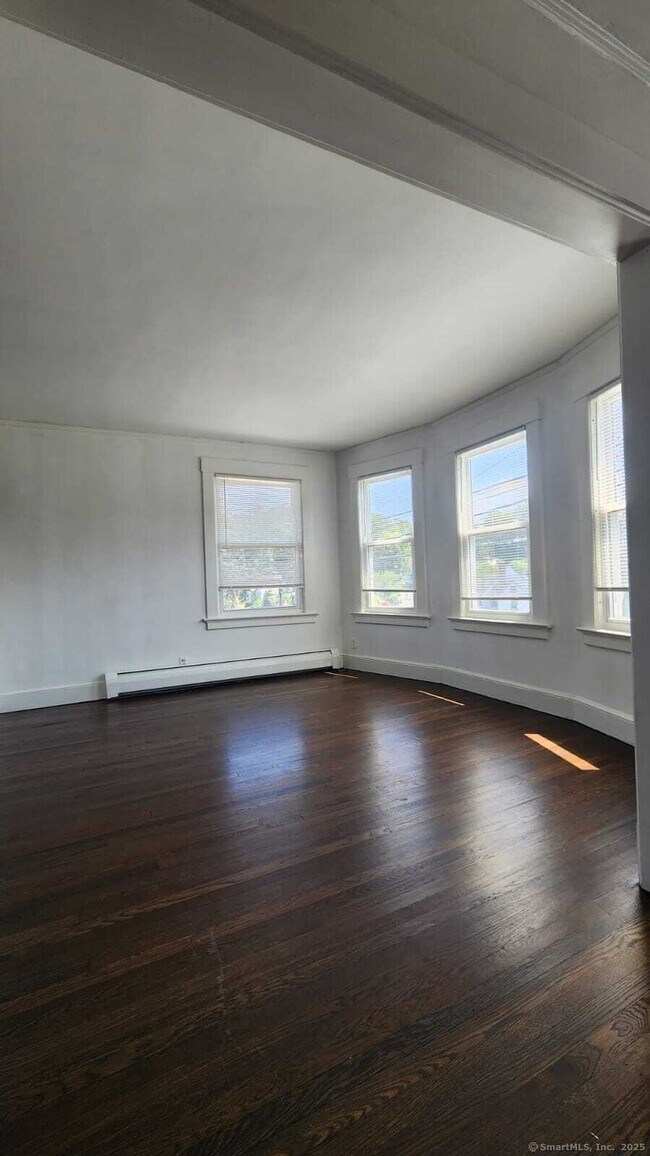 Building Photo - 305 Wakelee Ave