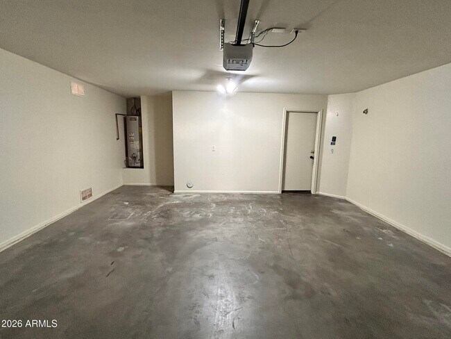 Building Photo - 42406 W Sunland Dr
