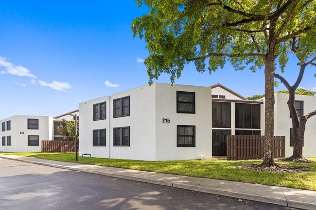 Building Photo - 215 Lake Pointe Dr