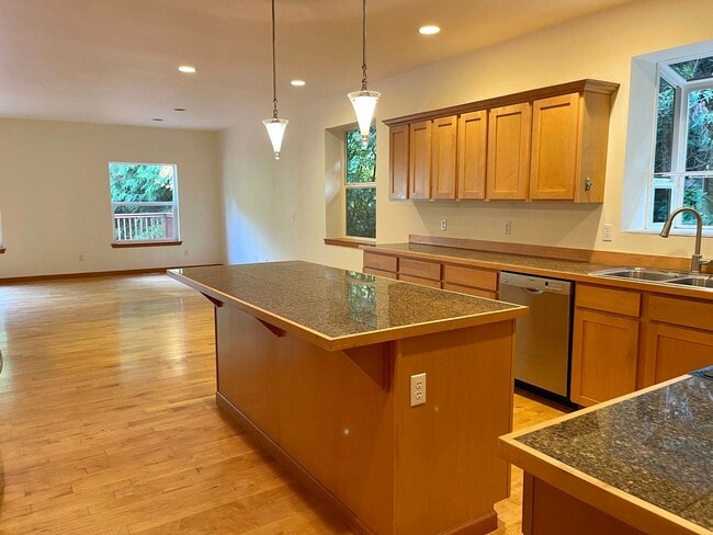 Building Photo - Prime Poulsbo location....3 bedroom rambler with bonus or office