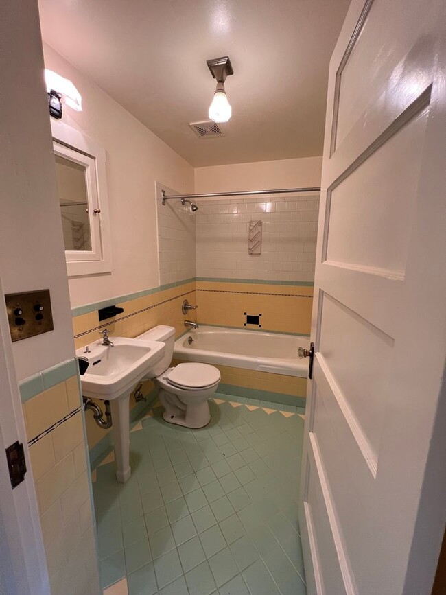 Building Photo - Charming 1 bedroom 1 bath cottage tucked o...