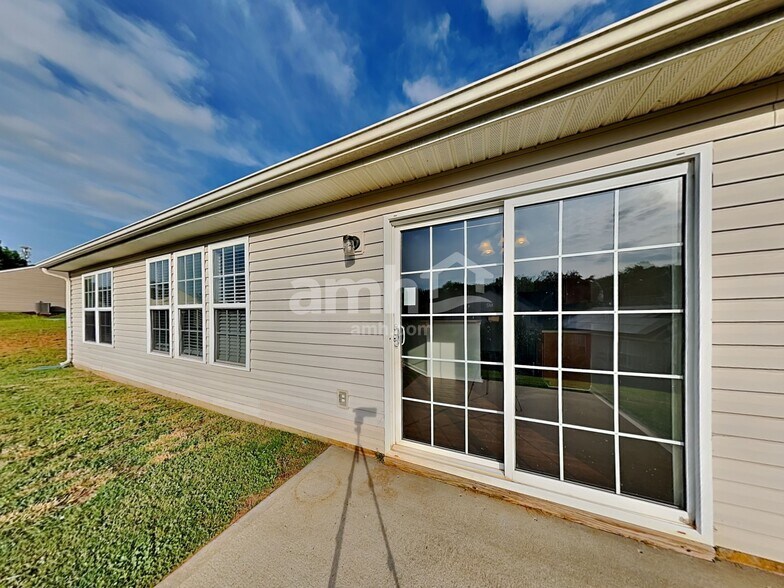 Building Photo - 218 Bellport Dr
