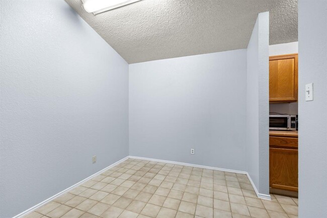Building Photo - 6002 Parkwood Dr